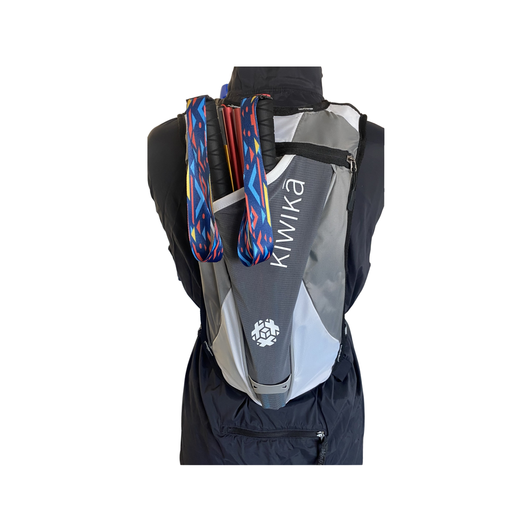Unknown-3 Kiwika Trailrunning-Rucksack mit Wanderstöcken