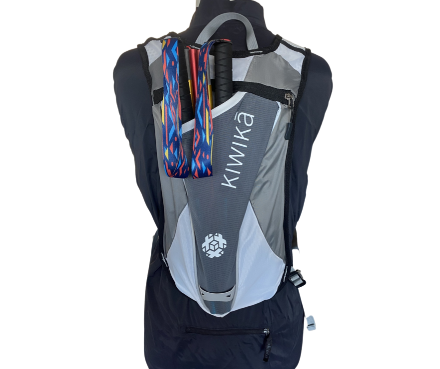 Unknown Kiwika Trailrunning-Rucksack mit Wanderstöcken