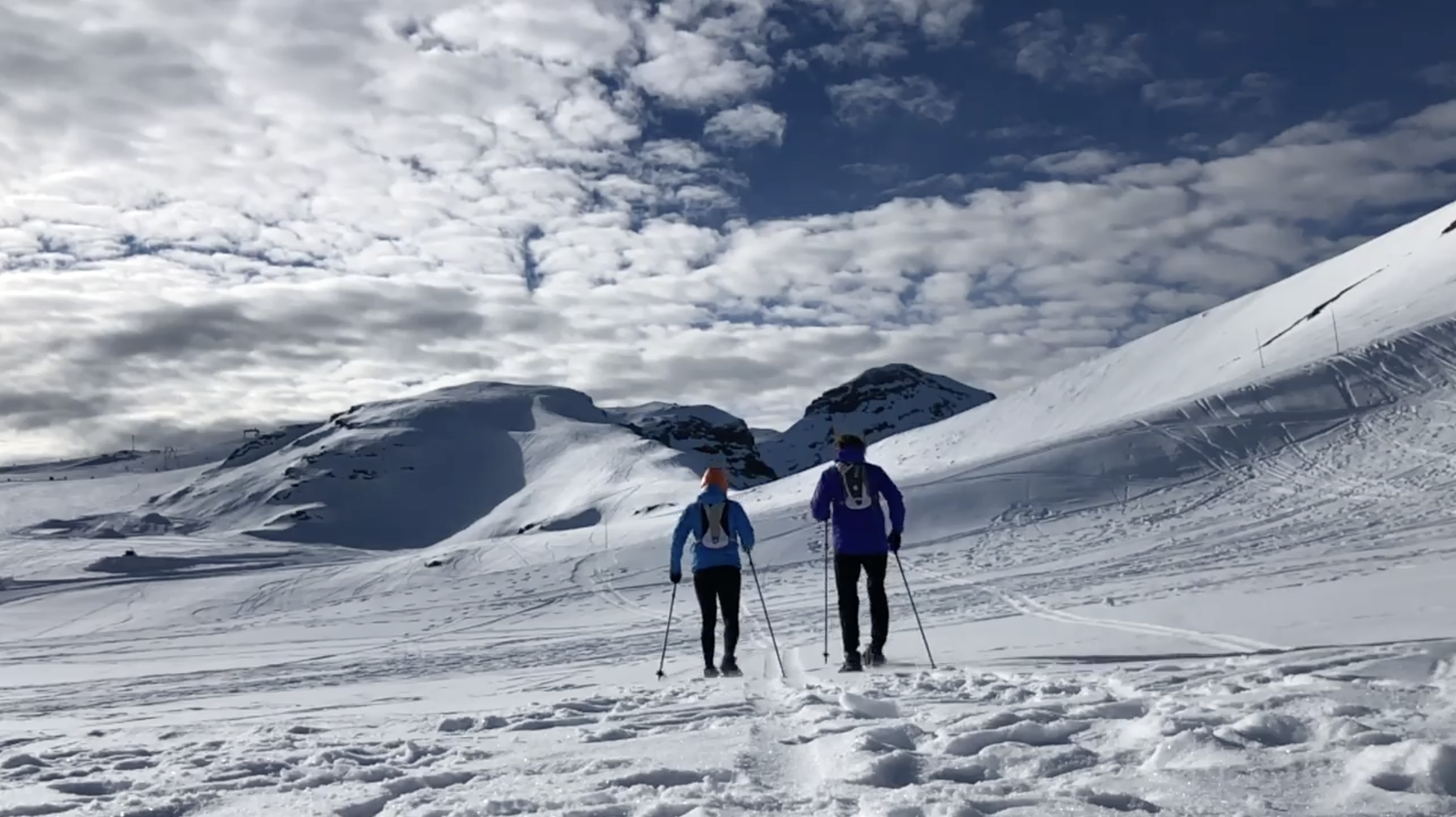 Zwei Schneeschuhwanderer in den Schweizer Alpen